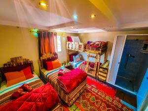 Una habitación con dos camas y una silla dentro. en Appartement funny house a place jamaa el fna de marrakech, en Marrakech
