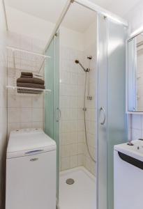 
Kylpyhuone majoituspaikassa Helsinki Rentals Punavuorenkatu
