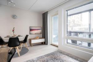 sala de estar con mesa y ventana grande en Apartment near the train station, free parking &Netflix, en Kuopio