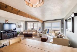 TV a/nebo společenská místnost v ubytování D & D Ocean Retreat - Meredith Lodging