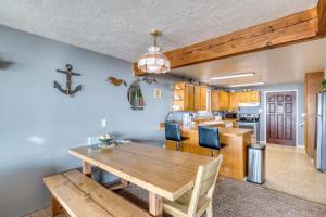 Kuchyň nebo kuchyňský kout v ubytování D & D Ocean Retreat - Meredith Lodging + 66 fotografií