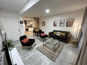 a living room with a couch and chairs and a table at LeRelaisdOdile * APPARTEMENT PARTAGE Spacieux & Lumineux * in Cambrai