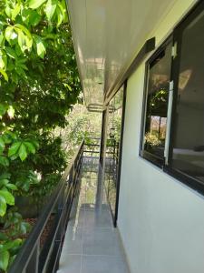 Una escalera que conduce a una casa con ventana en El Campo, en Savegre