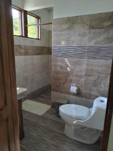 a bathroom with a toilet and a shower at El Campo in Savegre