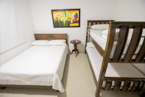 Postel nebo postele na pokoji v ubytování Hotel La Casona de Getsemani