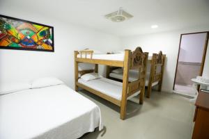 Postel nebo postele na pokoji v ubytování Hotel La Casona de Getsemani