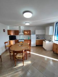 een keuken met een tafel en stoelen in een kamer bij Villetta Blu Mare in Torre Vado