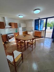 eine Küche und ein Esszimmer mit einem Tisch und Stühlen in der Unterkunft Villetta Blu Mare in Torre Vado