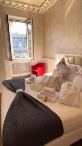 un grande letto in una stanza con finestra di Piazza Venezia Luxury Suite a Roma