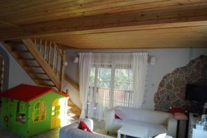 Ένα ή περισσότερα κρεβάτια σε δωμάτιο στο Uroczy Dom Lerniskowy W Bogaczewie Nad J. Narie