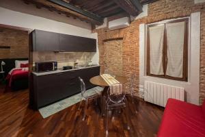 a kitchen with a table and chairs in a room at Zero45 San Martino Apartment in Grosseto