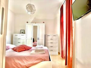 una camera da letto con un letto e una cassettiera di GG HOME a Cosenza