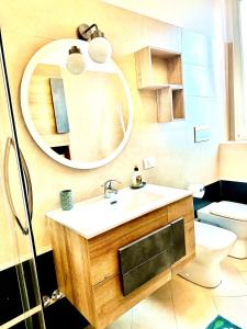 un bagno con lavandino, specchio e WC di GG HOME a Cosenza