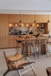 une cuisine avec une table et des chaises. dans l'établissement Villa Joia, à Saint-Tropez