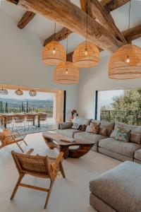 ein Wohnzimmer mit einem Sofa, einem Tisch und Stühlen in der Unterkunft Villa Joia in Saint-Tropez