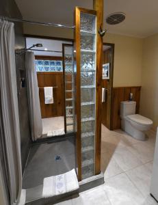 łazienka z prysznicem i toaletą w obiekcie Selwyn Cottage w Burnt Pine