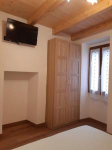 a room with a door and a tv on the wall at Casa Ylenia in Borzonasca