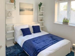 a bedroom with a bed with blue and white sheets at Panorama Apartment 1 - Uk40626 in Southbourne