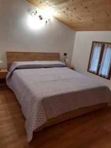 a bedroom with a bed with a checkered blanket at Casa Ylenia in Borzonasca