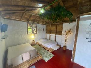 una camera con due letti e un divano in una casa di Cabaña en el corazón del Eje Cafetero, Sauna terapéutico a Filandia