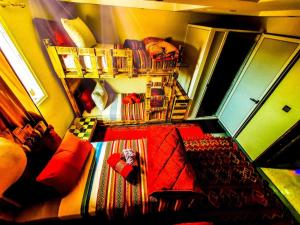 Habitación pequeña con sofá y mesa. en Appartement funny house a place jamaa el fna de marrakech, en Marrakech 66 fotos más