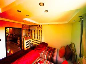 sala de estar con sofá rojo y TV en Appartement funny house a place jamaa el fna de marrakech, en Marrakech