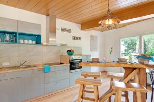 a kitchen with blue cabinets and a wooden ceiling at Am Klosterviertel in Bad Herrenalb