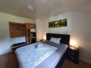 1 dormitorio con 1 cama con edredón azul en Am Klosterviertel, en Bad Herrenalb