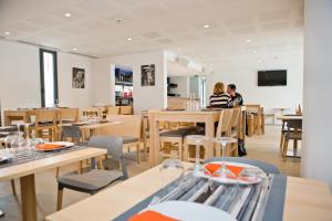 2 personnes assises à table dans un restaurant dans l'établissement Hotel Restaurant Santiago, à Hendaye