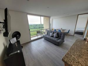 sala de estar con sofá y mesa en Apartamento en Girardot. en Girardot