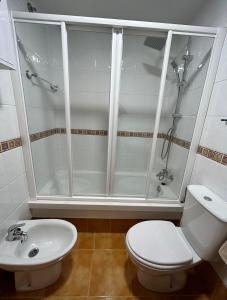 Koupelna v ubytování Apartamento Portosin con piscina al lado de la playa