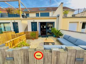a house with a fence and a blue couch at Artist Retro Disneyland Paris P3 in Coutevroult