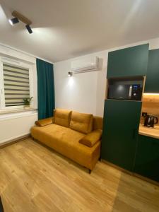 salon z kanapą i telewizorem w obiekcie Apartament Spokojna Przystań w mieście Rzeszów