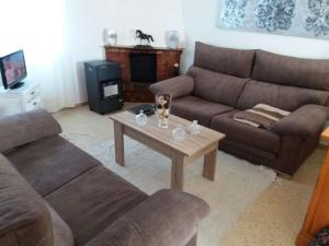 sala de estar con sofá y mesa de centro en relax apartamento, en Son Carrio