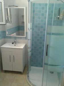 a bathroom with a glass shower and a sink at relax apartamento in Son Carrio
