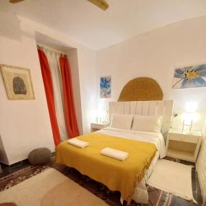 a bedroom with a bed with two towels on it at Guesthouse Jazmínes Mozárabes # WIFI in Baena
