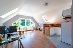 Kuchyň nebo kuchyňský kout v ubytování Familia Apartament na wzgórzu 3 z sauną i salą zabaw dla dzieci + 7 fotografií