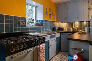 Køkken eller tekøkken på Fantastic sea views at Century's old Alma's Cottage - Sleeps up to 8 guests