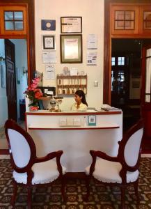 una mujer parada detrás de un mostrador en una tienda en Lima Wari Hotel Boutique, en Lima