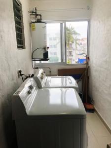 Кровать или кровати в номере hermoso condominio suites las palmas con alberca