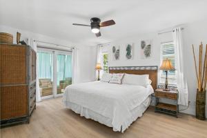Ένα ή περισσότερα κρεβάτια σε δωμάτιο στο Grove Marco 3BR Waterfront Home Heated Pool & Dock +23 φωτογραφίες