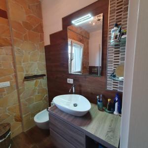 y baño con lavabo y espejo. en Giancasavacanze en Alguer