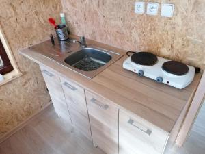 un bancone della cucina con lavandino e tostapane di Lesní chaty "Hogo Fogo" a Kytlice