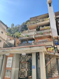 een gebouw met balkons aan de zijkant bij Dolce Casa Taormina in Taormina