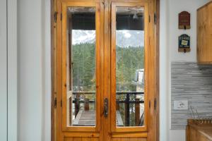 drewnianych drzwi z widokiem na balkon w obiekcie Loft Deluxe Magnolia - Ovindoli w mieście Ovindoli