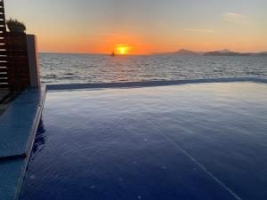 een zwembad op een cruiseschip met zonsondergang bij INCREIBLE DEPARTAMENTO A PIE DE PLAYA EN MANZANILLO, COMPLETAMENTE NUEVO in Manzanillo