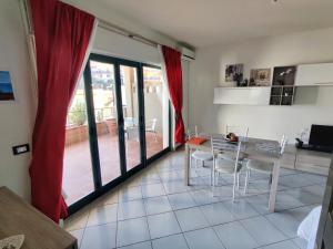- une cuisine et une salle à manger avec une table et des chaises dans l'établissement Dolce Casa Taormina, à Taormine