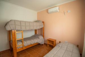 sypialnia z 2 łóżkami piętrowymi w pokoju w obiekcie Las Moras Del Manantial w mieście Termas de Río Hondo