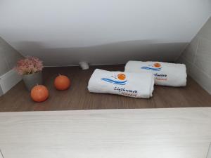 duas toalhas e laranjas num chão num quarto em Light Wave Nazare Center 50m Beach na Nazaré