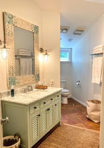 Et badeværelse på Ohia Kona Estates - An All Suites B&B